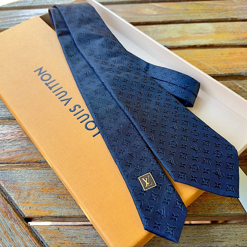 🎁LV SUMMER 26’🎁🆕💯ICONIC LOUIS VUITTON BLUE BLK HERITAGE MONOGRAM MOTIF TIE🔥